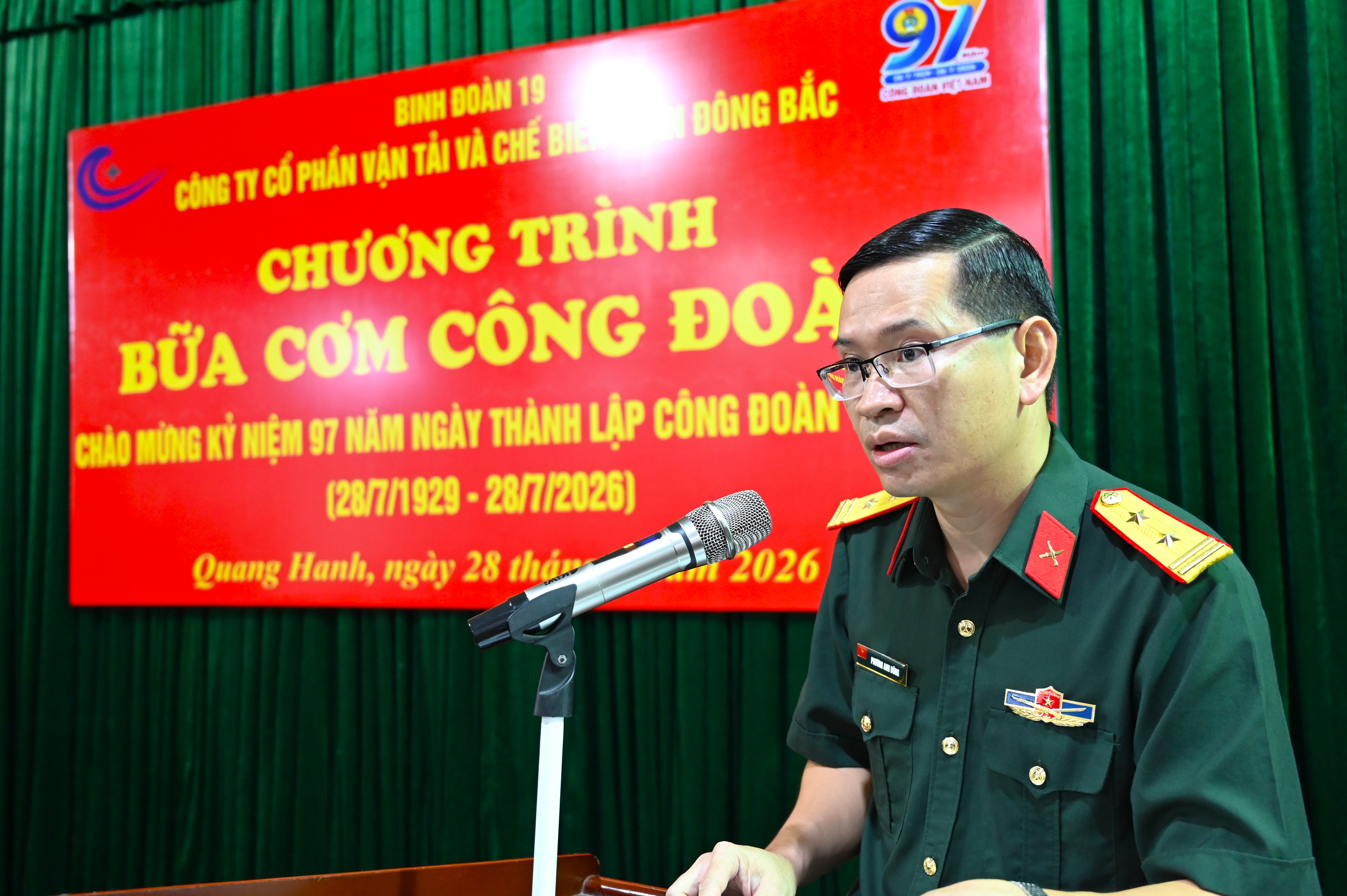 Ấm áp Chương trình “Bữa cơm Công đoàn” và trao tặng kinh phí hỗ trợ xây nhà Đồng đội tại Công ty cổ phần Vận tải và Chế biến than Đông Bắc